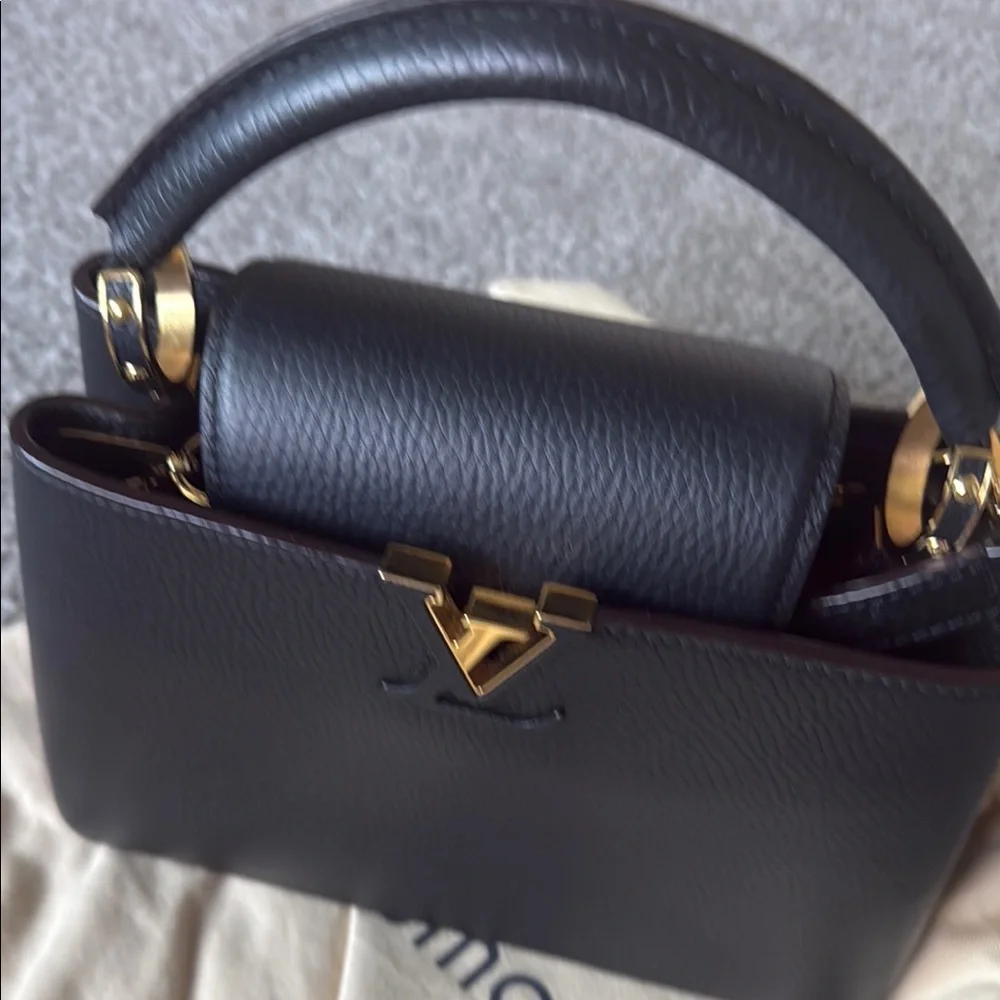 Louis Vuitton Black Crossbody Bag with Textured Leather - Picture 7 of 15